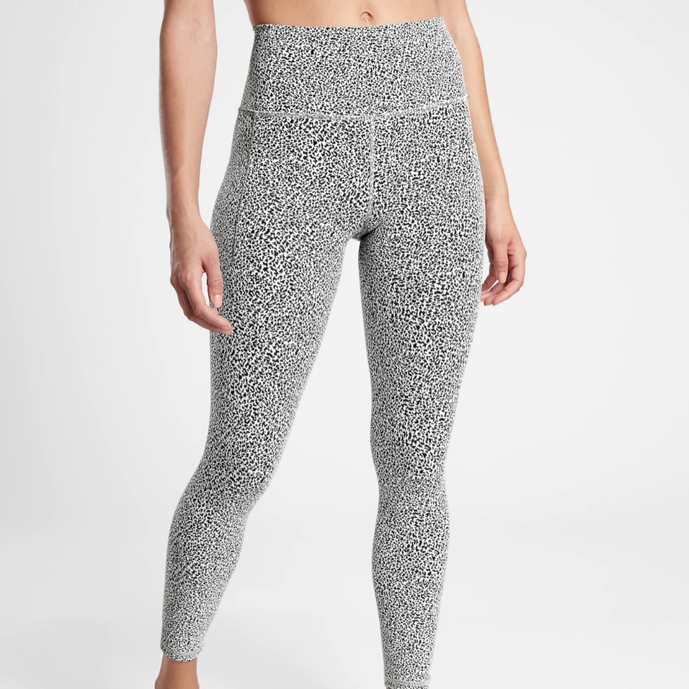 Athleta - salutation stash pocket textured 7/8 inch legging